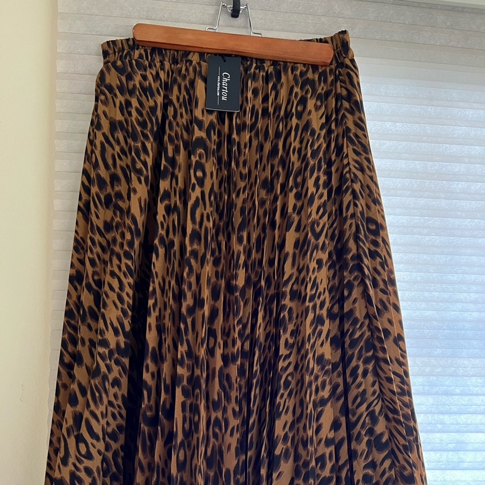 Chartou Collection leopard high waist A line midi long skirt.